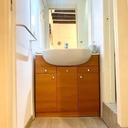 Stylish Flat Near Duomo - Metro 50 M - 4 Guests דירה