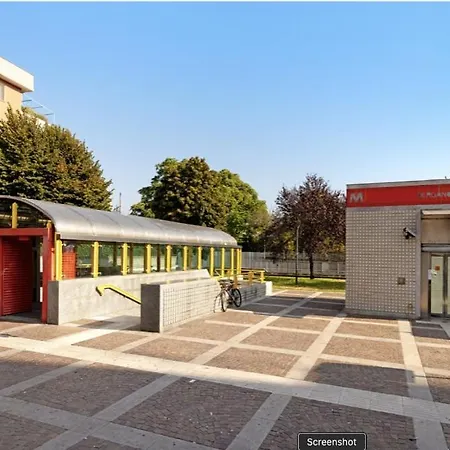 Stylish Flat Near Duomo - Metro 50 M - 4 Guests דירה מילאנו