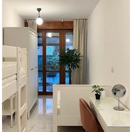Bed & Garage In Appartement