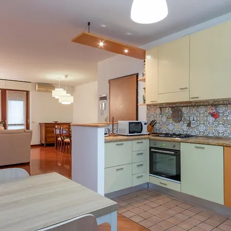 Metro 4 Spacious And Bright Three-room Apartment