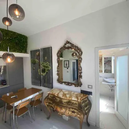 - Stylish, Historic, Luxury Apartament Mediolan