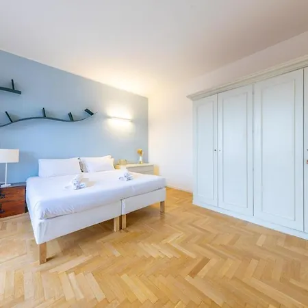 Spacious And Bright 2bdr, 2 Bathrooms *