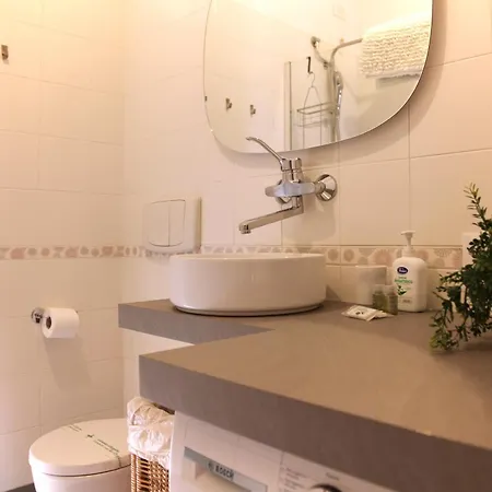 Elegante - 2 Camere, 2 Bagni, Garage E Balcone Apartment