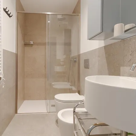 Guesthost - Cozy Balcony Porta Romana Apartment
