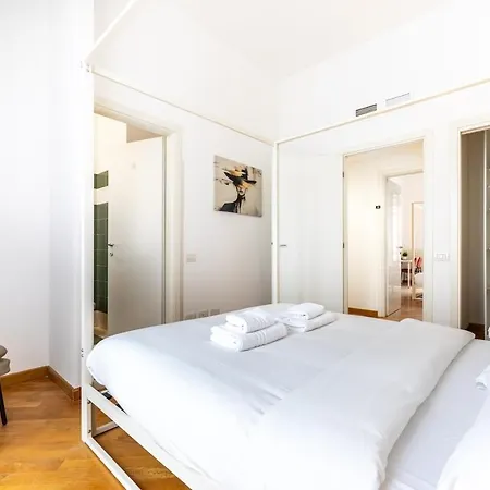 דירה Duomo 15 Min Walk - Historic Center, 4 Bedrooms And 2 Terrace מילאנו