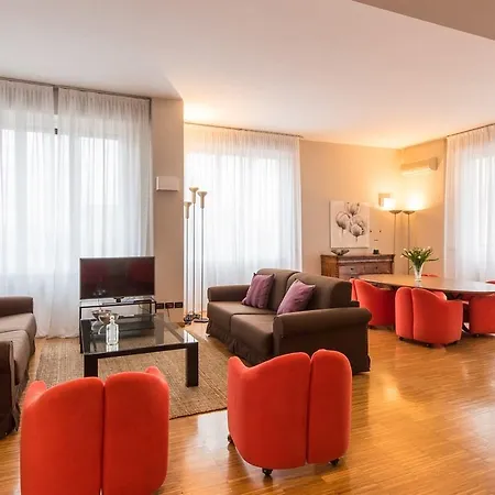 Sparkling 4 Bedroom Apartment In Milan *