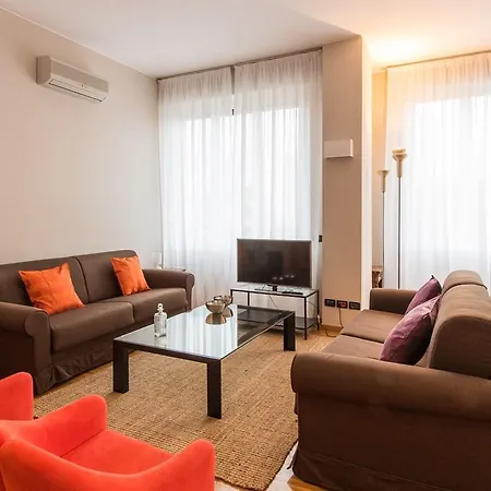 Sparkling 4 Bedroom Apartment In Milan