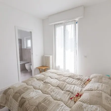 Guesthost - Business Balcony Flat * Milánó