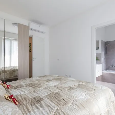 Guesthost - Business Balcony Flat Apartman Milánó