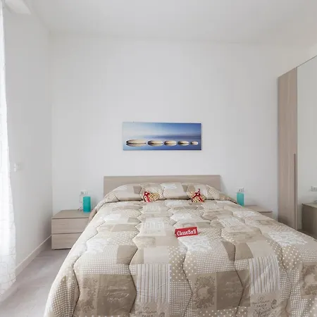 Guesthost - Business Balcony Flat *