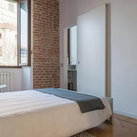 Heart Duomo Colonne Milan