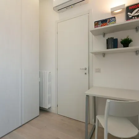 Bright Two Bedroom In Appartamento Milano