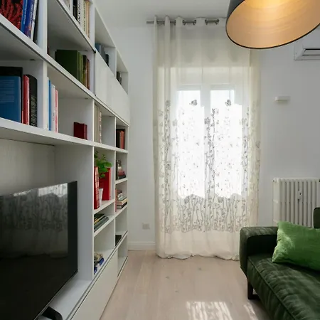 Bright Two Bedroom In Appartamento Milano