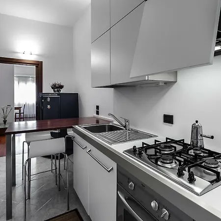 Darsena Apartment, 6 Guests, 2 Bdr, Neighborhood, Navigli ミラノ