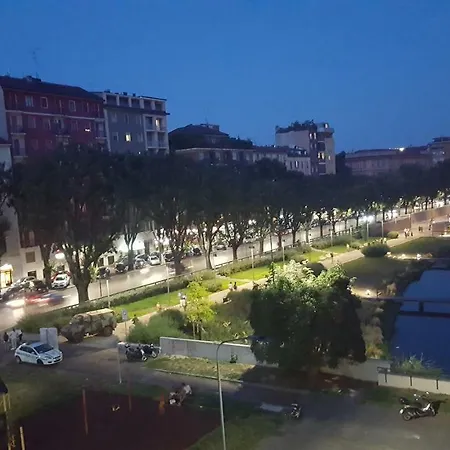 アパート Darsena Apartment, 6 Guests, 2 Bdr, Neighborhood, Navigli