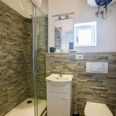 Guinizelli 6 Apartament *