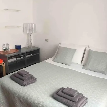 Cute Little For Two. Near Metro & Fiera Апартаменты