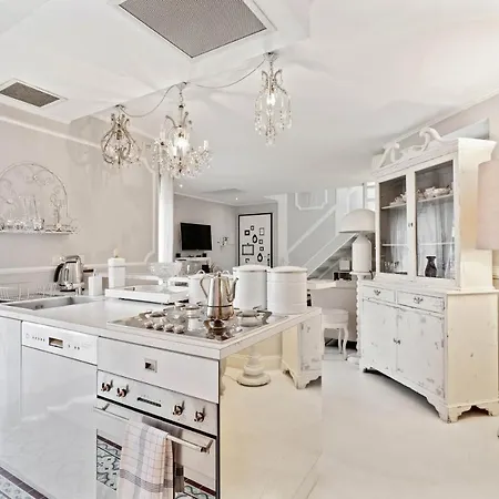 Appartamento Chic With Terrace