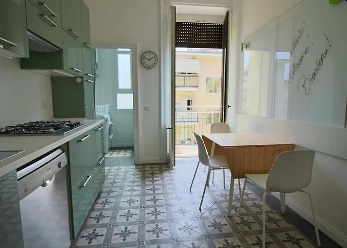 Lacaralele1 밀라노