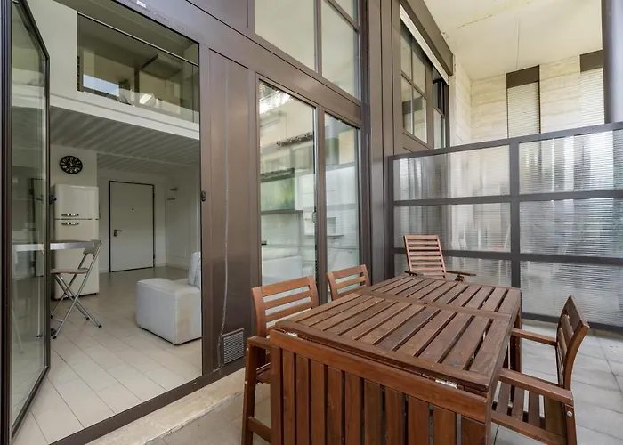 Guesthost - Elegant Loft With Balcony! *