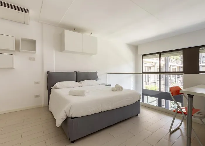 Guesthost - Elegant Loft With Balcony! *