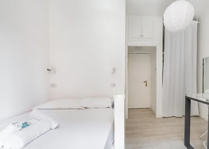 Guesthost - Bright 600mt From Viale Zara! Apartment *