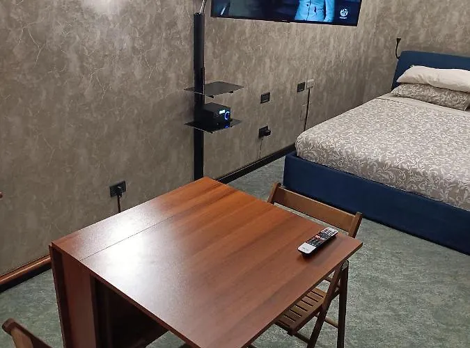 Elegant Apartment For 4 - Metro 5 Min - Duomo 10 Min - Milano