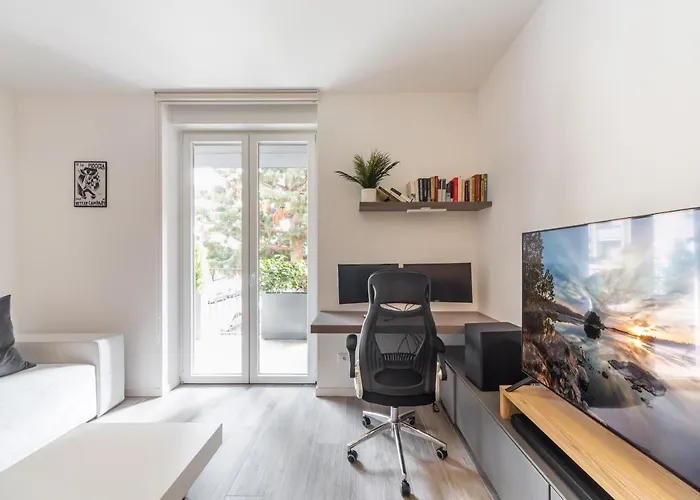 Guesthost - Comfy With Private Parking & Balcony דירה *