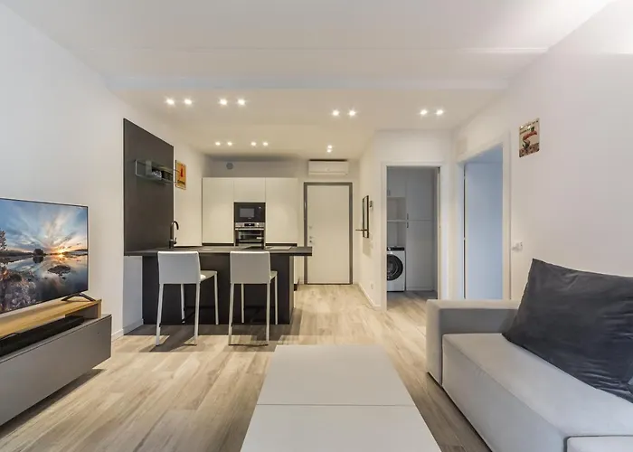 Guesthost - Comfy With Private Parking & Balcony דירה