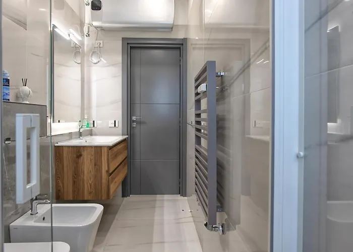 New & Bright Balcony Flat By Station Lejlighed Milano