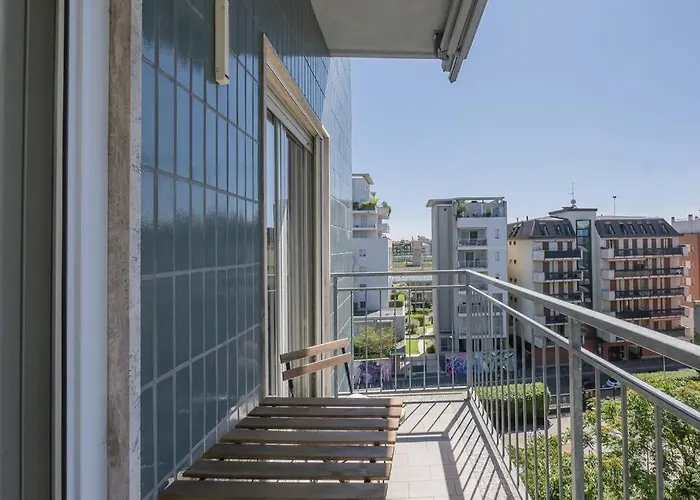 Youhosty - Zuretti42 * Milán