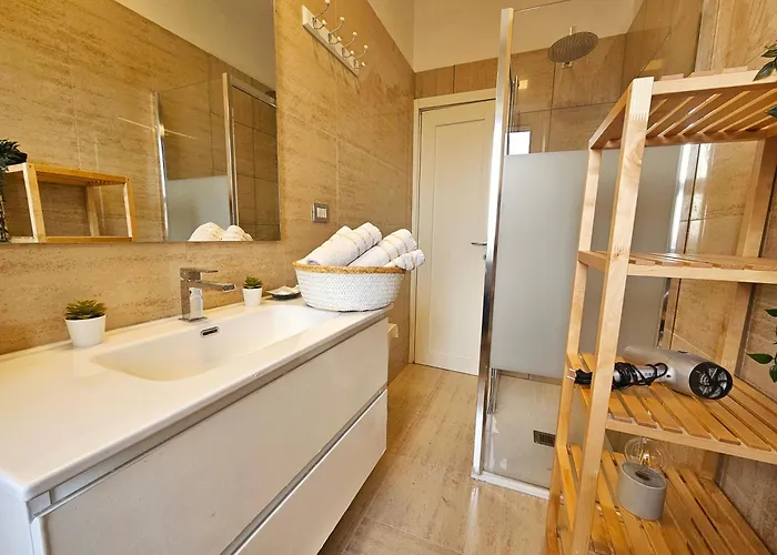 Sunny & Updated Flat With Panoramic View 50m From M4 Stop * Milán