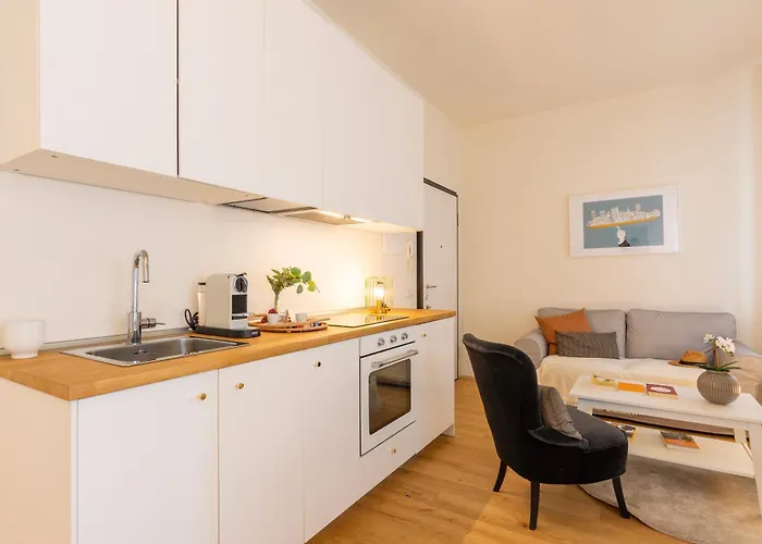 Guesthost - West * Милан