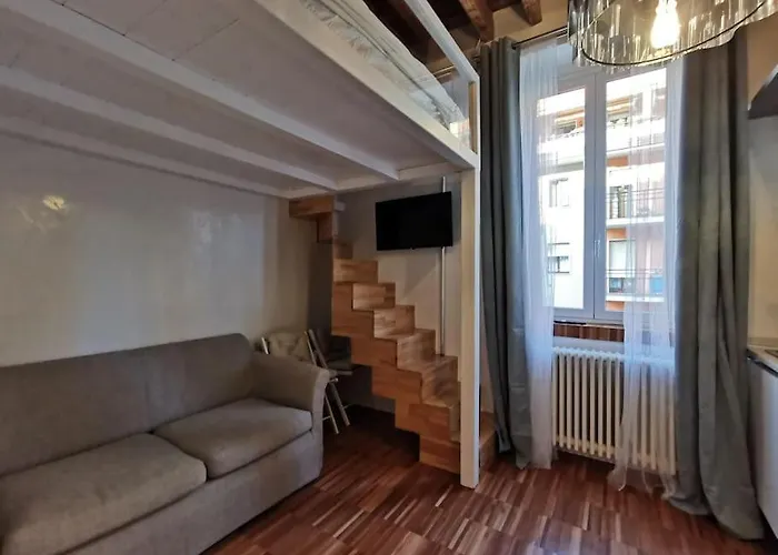 Metro Stop, Prada & Design