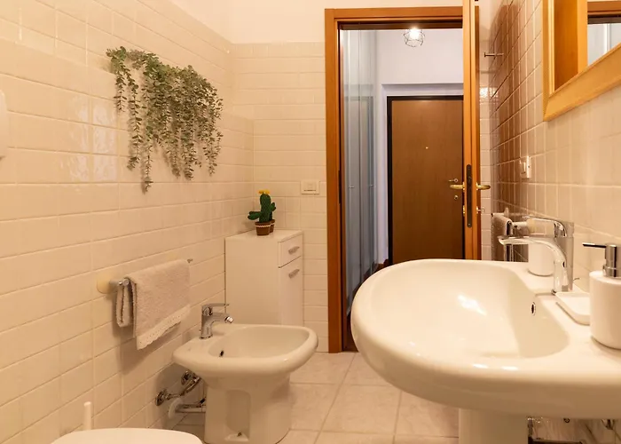 Urban Retreat - Isola District Apartment *