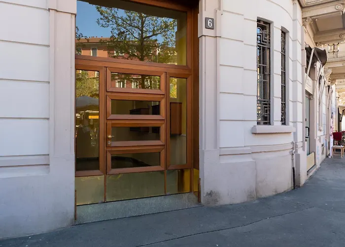 Urban Retreat - Isola District Apartment