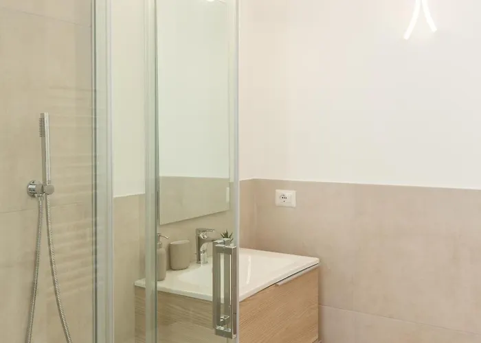 Exclusive Apartment - Next To The Metro *