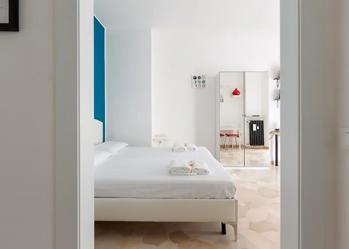 Lorenteggio-piazza Frattini Balcony * Milánó