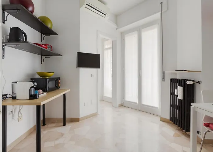 Lorenteggio-piazza Frattini Balcony * Milánó