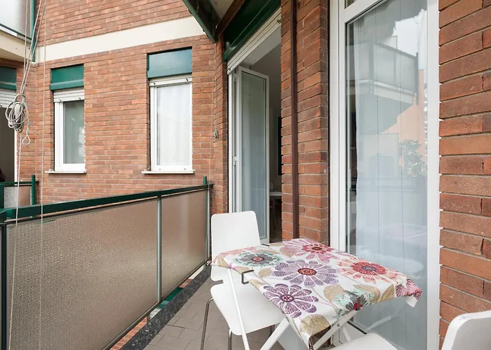 Lorenteggio-piazza Frattini Balcony Milánó