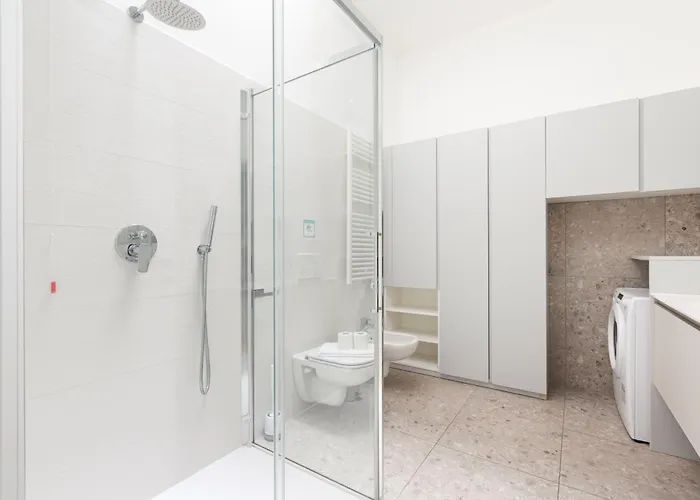 Guesthost - Missori & Bocconi Renovated * Милан