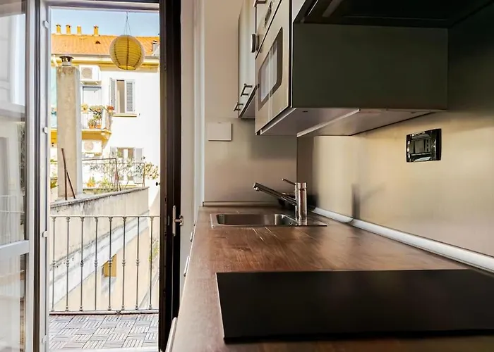 Alessandro 10 Mins Duomo Milaan