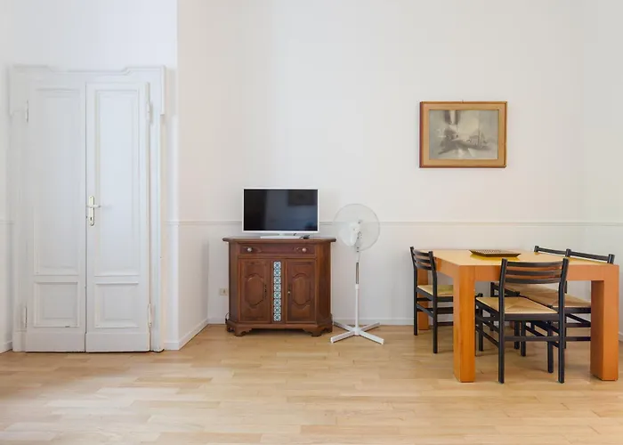 Guesthost - Garibaldi & Isola District Functional Appartement