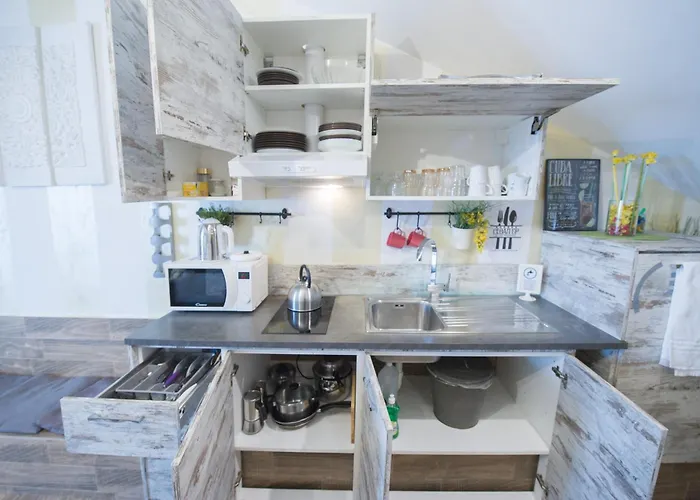 Apartment Amazing Attic Max 10 People With Parking & Wifi, Near To 3 Tram Lines And To The Metro - Well Connected To Airports And To The Train Station Milan