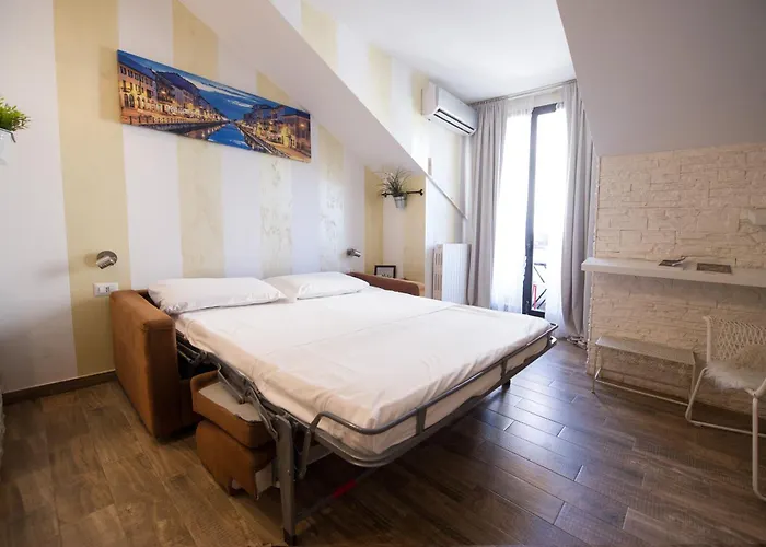 Amazing Attic Max 10 People With Parking & Wifi, Near To 3 Tram Lines And To The Metro - Well Connected To Airports And To The Train Station Apartment Milan
