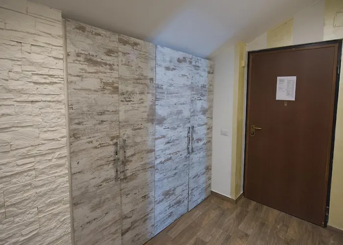 Apartment Amazing Attic Max 10 People With Parking & Wifi, Near To 3 Tram Lines And To The Metro - Well Connected To Airports And To The Train Station