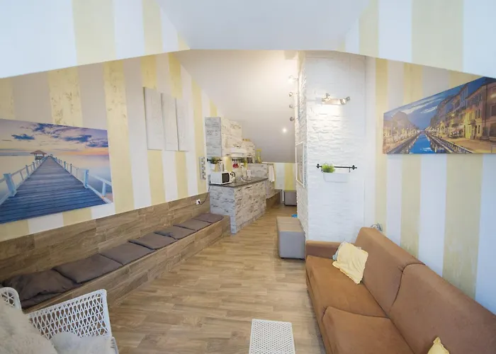 Amazing Attic Max 10 People With Parking & Wifi, Near To 3 Tram Lines And To The Metro - Well Connected To Airports And To The Train Station Apartment Milan