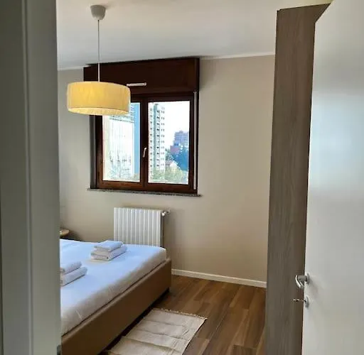 Apartman Stadio Fiera Ampio E Luminoso Con Balcone Milánó