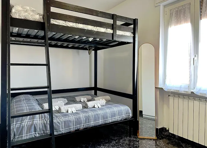 Red House - Beautiful - Metro M1 Apartment