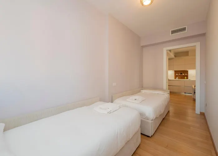 Elegante E Luminoso Con Box Auto A Pochi Passi Da Metropolitana M4 Apartment